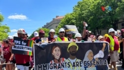 Inmigrantes latinos exigieron protecciones laborales, durante una manifestación en Washington. [Foto: Salomé Ramírez, VOA]
