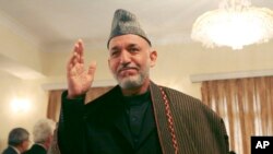 کرزی در مصاحبه با روزنامه ایتالیایی "کوریره دلا سرا" که هفتم اگست نشر شد، گفت: "در زمان دشواری خانه‌تان را ترک نمی‌کنید. می‌مانید و کمک می‌کنید." او افزود که هنوز می‌تواند برای بهبود وضعیت افغانستان تلاش کند. عکس- آرشیف