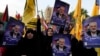 Sejumlah demonstran di Teheran, Iran, membawa foto pemimpin Hamas Ismail Haniyeh, yang baru saja tewas terbunuh, dalam aksi pada 31 Juli 2024. (Foto: AP/Vahid Salemi)