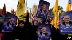 Sejumlah demonstran di Teheran, Iran, membawa foto pemimpin Hamas Ismail Haniyeh, yang baru saja tewas terbunuh, dalam aksi pada 31 Juli 2024. (Foto: AP/Vahid Salemi)