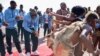 Le médaillé d'or Letsile Tebogo accueilli à l'aéroport Gaborone par des danseurs traditionnels.