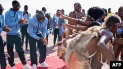 Le médaillé d'or Letsile Tebogo accueilli à l'aéroport Gaborone par des danseurs traditionnels.