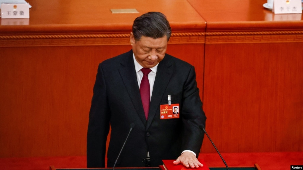 2023年3月10日，在中国第十四届全国人大一次会议第三次全体会议上新当选的国家主席、中央军委主席习近平进行宪法宣誓。(photo:VOA)