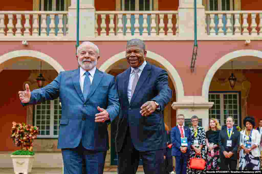 Presidentes Lula da Silva do Brasil (e) e João Lourenço de Angola (d) na cerimónia oficial de chegada de Lula ao Palácio Presidencial angolano em Luanda. 25 agosto, 2023
