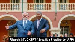 Presidentes Lula da Silva do Brasil (e) e João Lourenço de Angola (d) na cerimónia oficial de chegada de Lula ao Palácio Presidencial angolano em Luanda. 25 agosto, 2023