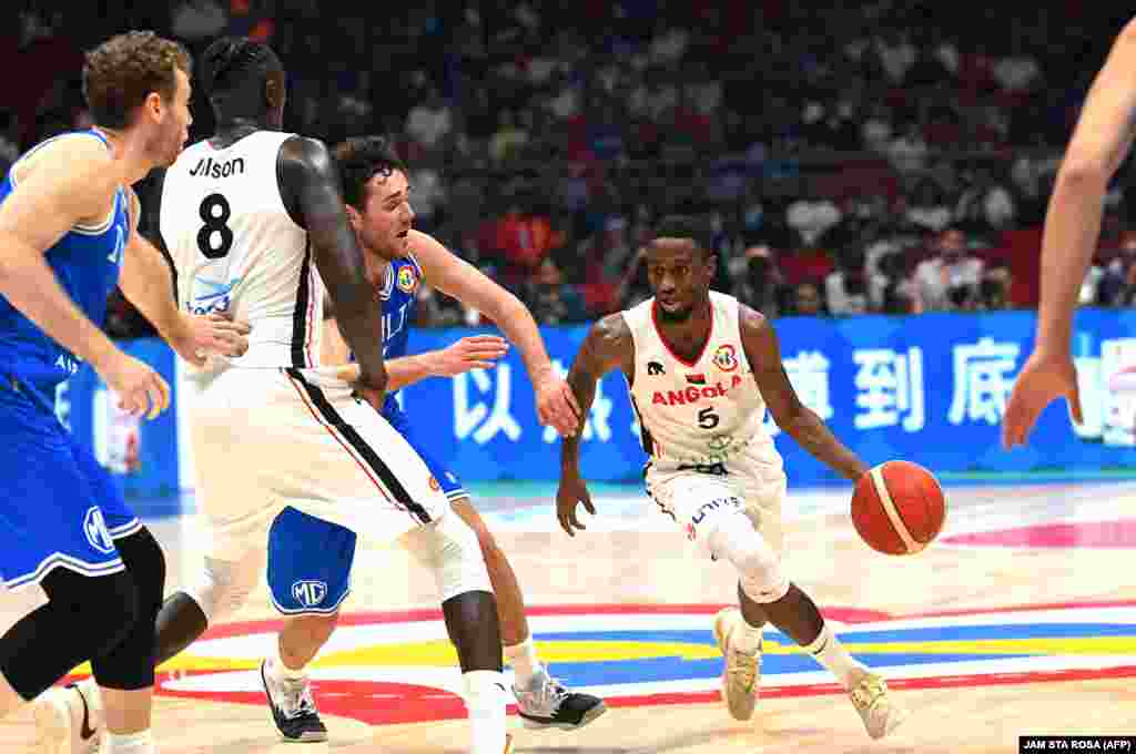 Childe Dundão dribla a bola em jogo do Mundial de Basquetebol frente à Itália na Arena das Filipinas em Bocaue, 25 agosto. Angola perdeu com a Itália 67-81.