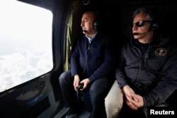 Menlu Turki Mevlut Cavusoglu (kiri) dan Menlu AS Antony Blinken melakukan tur dengan helikopter untuk meninjau daerah yang dilanda gempa di Turki, Minggu 19 Februari 2023.