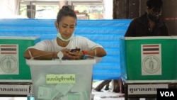 Millions of Thais voted in the general elections, determined for change to the country's governance, in Bangkok, Thailand, May 14, 2023. (Tommy Walker/VOA)

