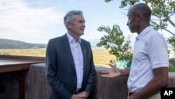 2023年8月25日，在怀俄明州大提顿国家公园莫兰附近举行的杰克逊霍尔经济研讨会期间，美联储主席杰罗姆·鲍威尔(左)与经济学家菲利普·杰斐逊在杰克逊湖小屋外对话。（美联社）