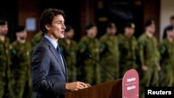 Perdana Menteri kanada Justin Trudeau menyampaikan pengumuman bantuan militer untuk Ukraina, di Toronto, Kanada, pada 24 Februari 2023. (Foto: Reuters/Carlos Osorio)