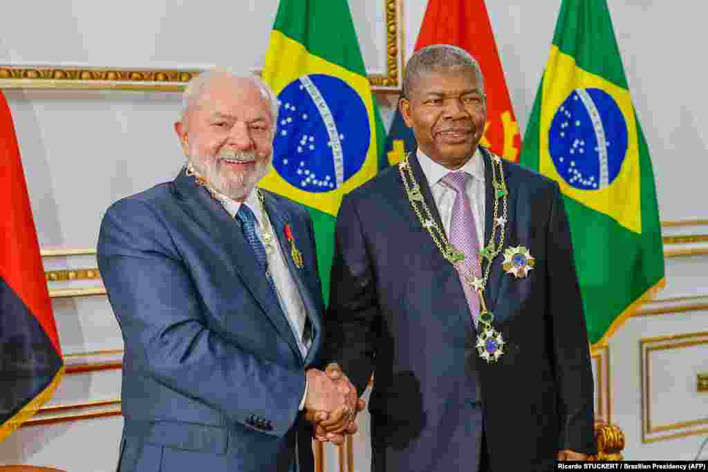 Presidentes Lula da Silva (e) e João Lourenço (d), durante condecoração do Presidente do Brasil, Luiz Inácio Lula da Silva, com a Ordem Agostinho Neto, e do Presidente de Angola, João Lourenço, com a Ordem Nacional do Cruzeiro do Sul