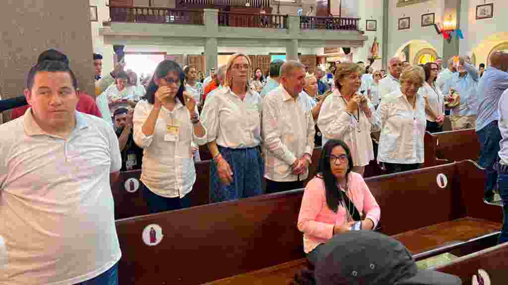 Tras ejercer su derecho, Edmundo González Urrutia participó de una ceremonia religiosa en Caracas. (Carolina Alcalde &ndash; Voz de América)