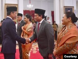 Presiden Jokowi memberikan ucapan selamat kepada Wakil Menteri Keuangan II yang juga keponakan Presiden terpilih Prabowo Subianto, Thomas Djiwandono, usai dilantik di Istana Presiden, Jakarta, Kamis (18/7). (biro Setpres)