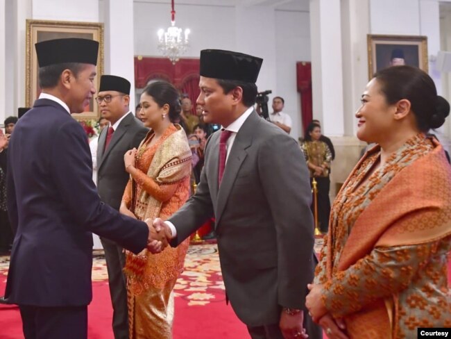 Presiden Jokowi memberikan ucapan selamat kepada Wakil Menteri Keuangan II yang juga keponakan Presiden terpilih Prabowo Subianto, Thomas Djiwandono, usai dilantik di Istana Presiden, Jakarta, Kamis (18/7). (biro Setpres)