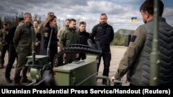 Presiden Volodymyr Zelenskyy memeriksa sampel peralatan dan senjata militer di wilayah Kyiv, Ukraina, 13 April 2024. Pada hari yang sama, Jerman mengumumkan akan mengirimkan sistem pertahanan udara Patriot ke Ukraina.