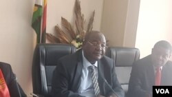 Munyori mukuru weZanu PF VaObert Mpofu pamusangano nenhengo dzeMAZ neZUJ muHarare.