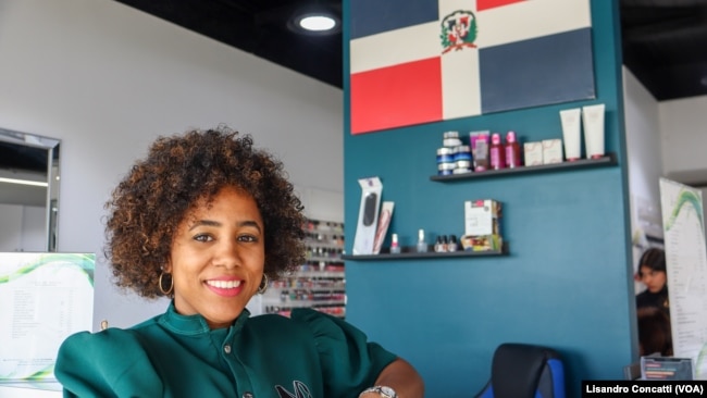 Grismairy Vanesa en su local de estética para mujeres, ubicado en la comuna de Chicureo, al norte de la capital de Chile.