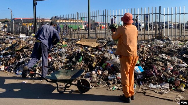 Garbage in most urban areas in Zimbabwe, such as Harare, goes uncollected for days, weeks or even months, creating a fertile breeding ground for cholera. (Columbus Mavhunga/VOA)