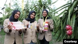 Mahasiswa KKN UGM menunjukkan hasil inovasi produk bersama petani. (Foto: Firsto/Humas UGM)