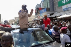 Kiongozi wa Upinzani Raila Odinga akiongea na wafuasi wake katika mtaa wa Eastleigh jirani na Nairobi, Kenya, Machi 20, 2023.