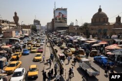 Konsumen dan kendaraan berkumpul di pasar Shorja di pusat kota Baghdad, 7 Maret 2024, saat jamaah Muslim Irak bersiap menyambut bulan suci Ramadan. (AHMAD AL-RUBAYE / AFP)