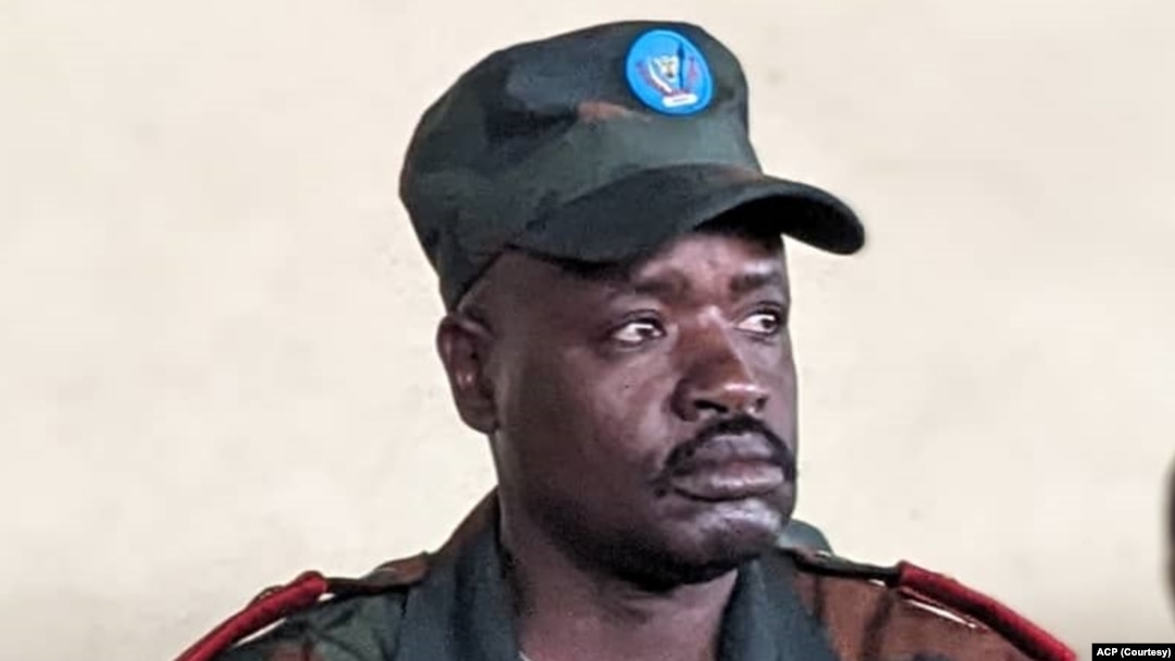 Général Nduru Ichaligonza atiami mpo na mwa ntango mokambi ya misala mya mampinga na Nord-Kivu na esika ya lieutenant-général Constant Ndima Kongba oyo abengisami na esika yango. 05 sanza ya libwa 2023. Photo ACP)