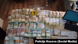 Evri, dinari i druge valute zaplenjeni tokom akcije kosovske policije u filijalama Poštanske štedionice u četiri opštine na severu Kosova, 20. maja 2024. (Foto: Fejsbuk/Policija Kosova)