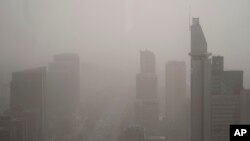 中国首都北京周二再次遭沙尘暴袭击。（2023年4月11日）