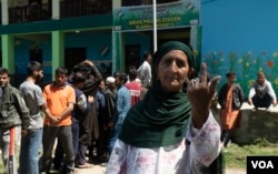 A woman displays her fingerprinted index finger after voting at a polling station in the in Baramulla district of Kashmir on May 20, 2024. (Wasim Nabi/VOA)