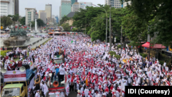 Lima organisasi dokter dan tenaga kesehatan saat turun ke jalan mendorong pemerintah untuk menghentikan pembahasan RUU Kesehatan yang sedang bergulir di parlemen. (Foto: Courtesy/IDI)