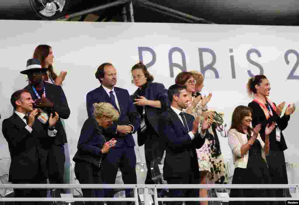 El presidente del Comité Organizador de los Juegos Paralímpicos, Tony Estanguet, el presidente francés, Emmanuel Macron, y su esposa, Brigitte Macron, y la alcaldesa de París, Anne Hidalgo, son vistos antes de la ceremonia de apertura.