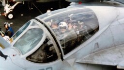 Na fotografiji koju je obezbijedila Betty Seaman, vidi se pilot borbenog mornaričkog aviona A-6 Intrude, mornarički kapetan Jim Seamann, koji je preminuo od raka u 61. godini života.