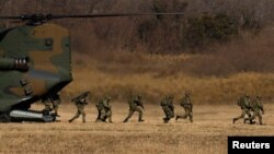 일본 도쿄 동부 나라시노에서 훈련 중인 일본 자위대의 모습. (자료화면)