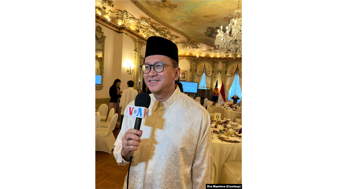 Duta Besar RI untuk Amerika Rosan Roeslani saat menghadirkan buka puasa ala Indonesia yang merangkul tiga agama Ibrahim di KBRI Washington DC, 13 April 2023. (VOA/Eva Mazrieva)