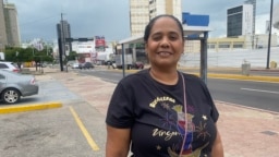 Karin Godoy, electora venezolana, posa tras declarar a la Voz de América sobre sus intenciones de participar en el proceso comicial presidencial del domingo 28 de julio, en Maracaibo, la mañana del 16 de julio de 2024.