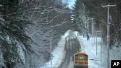 Un autobús escolar viaja por un camino cubierto de aguanieve mientras la escuela se reanuda después de una tormenta de invierno, el miércoles 15 de marzo de 2023, en Polonia, Maine. La tormenta arrojó nieve pesada y húmeda en partes del noreste, lo que provocó decenas de miles de cortes de energía. (Foto AP/Robert F. Bukaty)