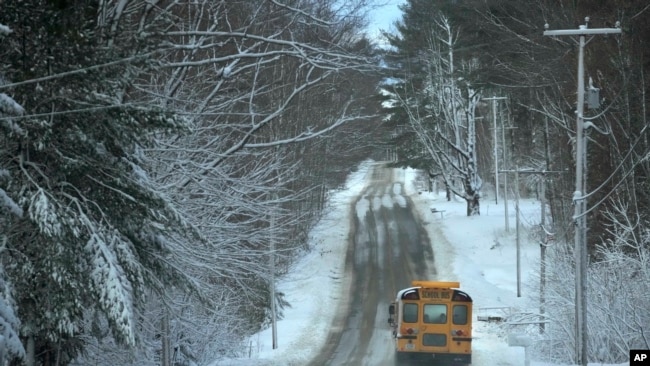 Un autobús escolar viaja por un camino cubierto de aguanieve mientras la escuela se reanuda después de una tormenta de invierno, el miércoles 15 de marzo de 2023, en Polonia, Maine. La tormenta arrojó nieve pesada y húmeda en partes del noreste, lo que provocó decenas de miles de cortes de energía. (Foto AP/Robert F. Bukaty)