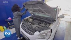 Une Soudanaise fuyant la guerre brise les tabous en travaillant dans un atelier de réparation automobile en Libye