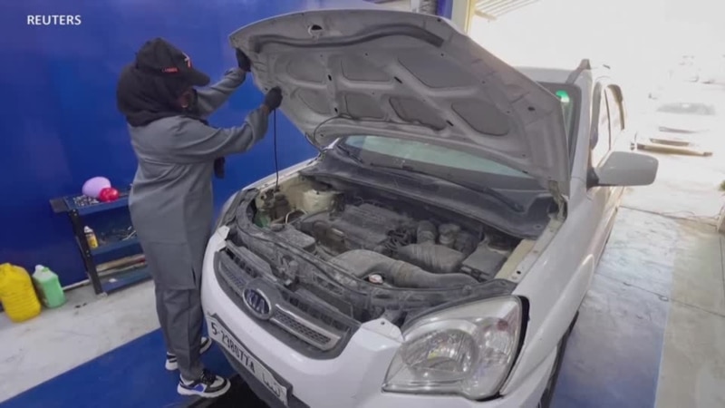Une Soudanaise fuyant la guerre brise les tabous en travaillant dans un atelier de réparation automobile en Libye