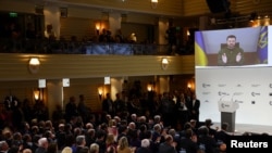 Presiden Ukraina Volodymyr Zelenskyy tampak di layar televisi, selama Konferensi Keamanan Munich, di Munich, Jerman, jari Jumat 17 Februari 2023.