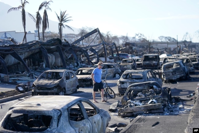 Un hombre camina entre los restos de un incendio forestal el viernes 11 de agosto de 2023 en Lahaina, Hawái. (Foto AP/Rick Bowmer)