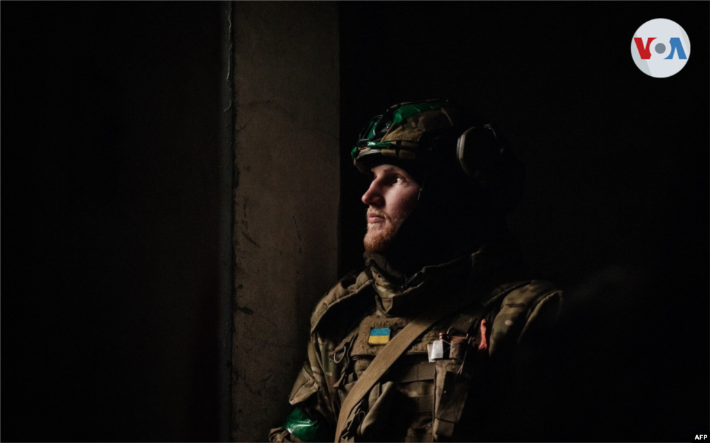 Entre las fuerzas ucranianas que defienden a Bakhmut se encuentran miembros del Servicio Estatal de Guardia Fronteriza del país. Este guardia espera en la entrada de un refugio la orden de pasar a una posición de mortero.
