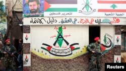 FILE - Anggota Front Populer untuk Pembebasan Komando Umum Palestina (PFLP-GC) berjaga selama berlangsungnya parade menandai Hari al-Quds tahunan (Hari Yerusalem), di kamp pengungsi Palestina Burj al-Barajneh di Beirut, Lebanon, 14 April , 2023. (REUTERS/Mohamed Azakir)