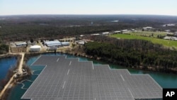 资料照片：新泽西州一处水库上的太阳能电池板。