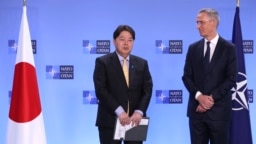资料照：日本外相林芳正与北约秘书长斯托尔滕贝格在布鲁塞尔举行的北约外长会议期间出席记者会。（2023年4月4日）