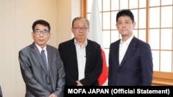 ဂျပန်လွှတ်တော် နိုင်ငံခြားရေးရာကော်မတီဒုတိယအကြီးအကဲမစ္စတာ Komura Masahiro (ယာ)၊ IEC ဥက္ကဋ္ဌ ခူဦးရယ်(ဝဲ) KNU ဥက္ကဋ္ဌ ပဒိုစောကွယ်ထူးဝင်း (လယ်)