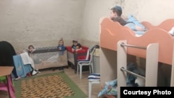 Дети в бомбоубежище во время российской воздушной атаки на Одессу