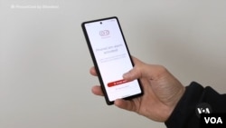 PhoneCam dilengkapi dengan aplikasi yang memungkinkan pengguna memulai rekaman langsung dengan hanya menekan tombol saat mereka merasakan bahaya. (VOA/Julie Taboh)