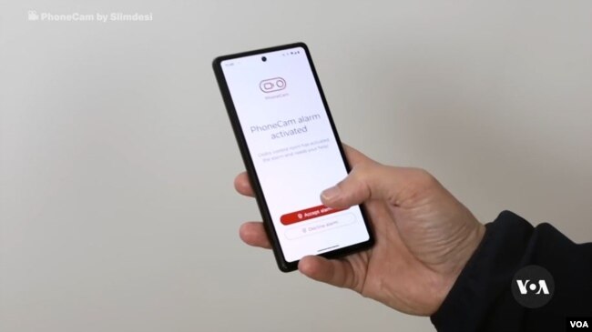 PhoneCam dilengkapi dengan aplikasi yang memungkinkan pengguna memulai rekaman langsung dengan hanya menekan tombol saat mereka merasakan bahaya. (VOA/Julie Taboh)