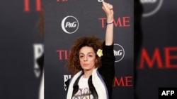 Jurnalis AS-Iran Masih Alinejad tiba di acara tahunan Majalah Time Women of the Year Gala di Los Angeles, pada 8 Maret 2023. (Foto: AFP/Michael Tran)